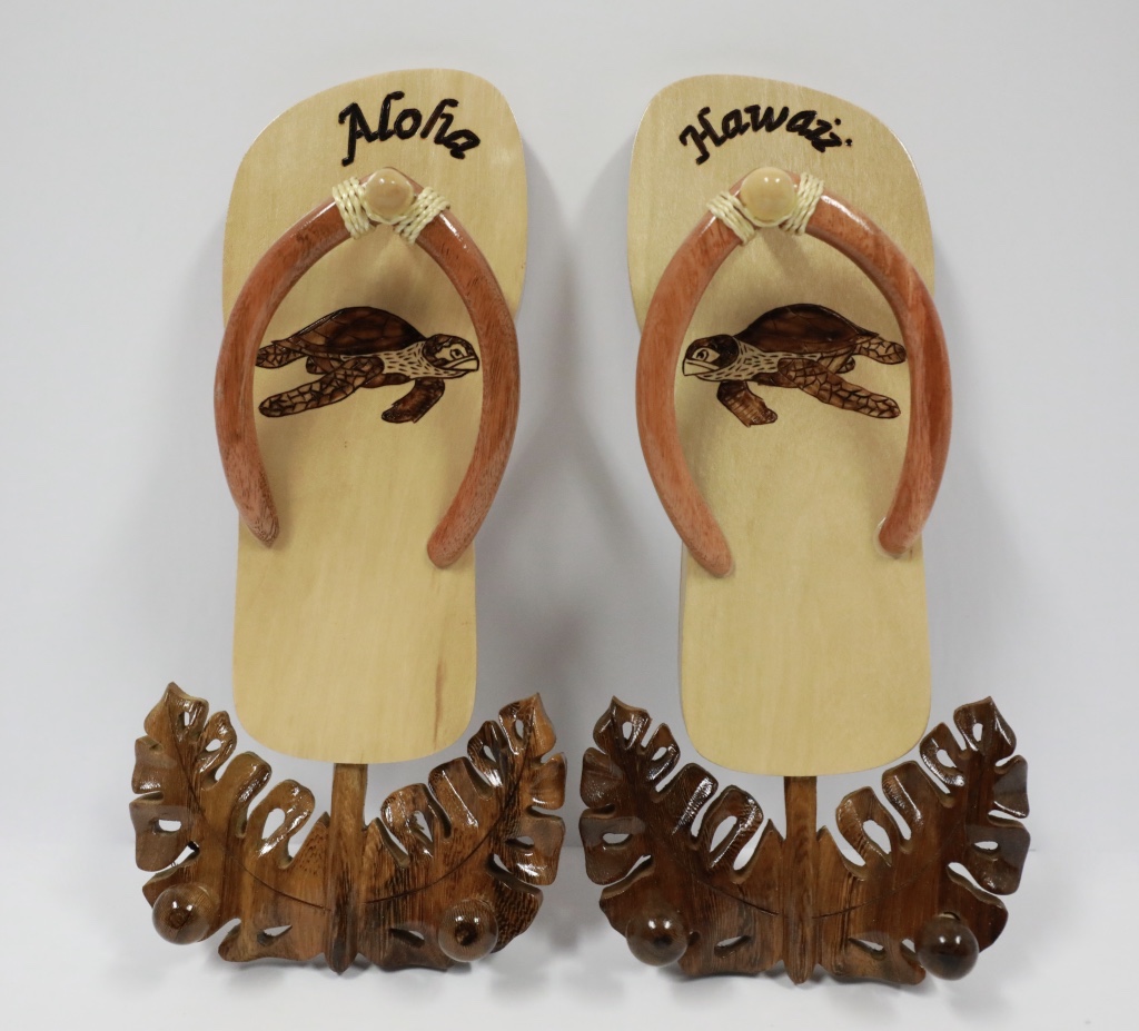 Wood pair slipper with wood hook turtle